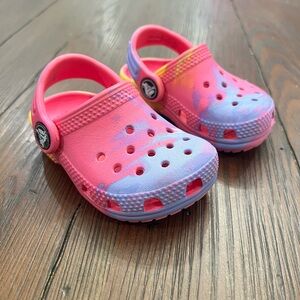 Toddler tie-dye crocs (size: 4 toddler)